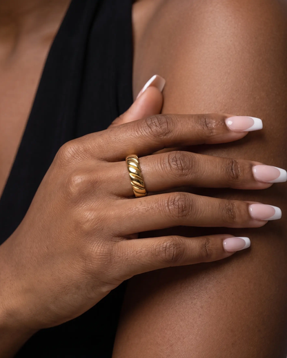 studio-ai ring-heavy-twist-ring_lifestyle1_a1+solo.png