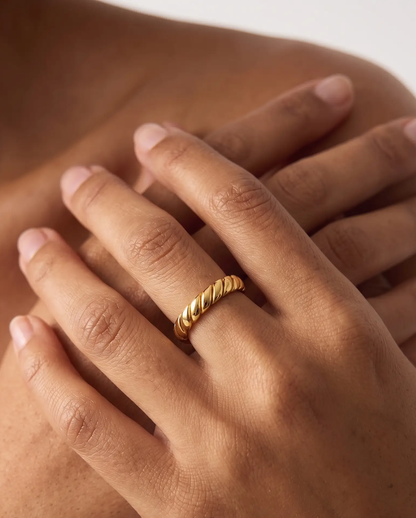 studio-ai ring-heavy-twist-ring_studio1_a1+solo.png