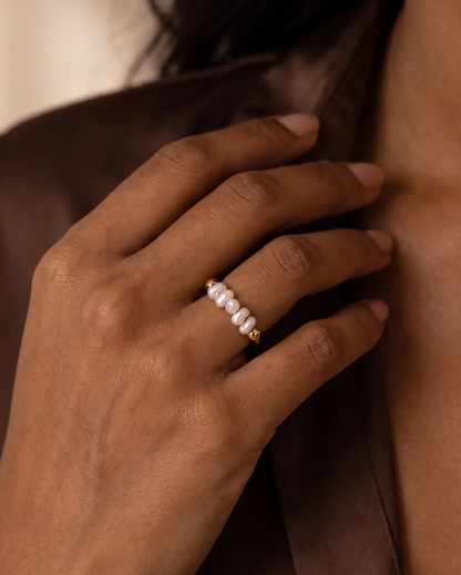 studio-ai ring-mini-pearl-line-ring_lifestyle1_a1+solo.png