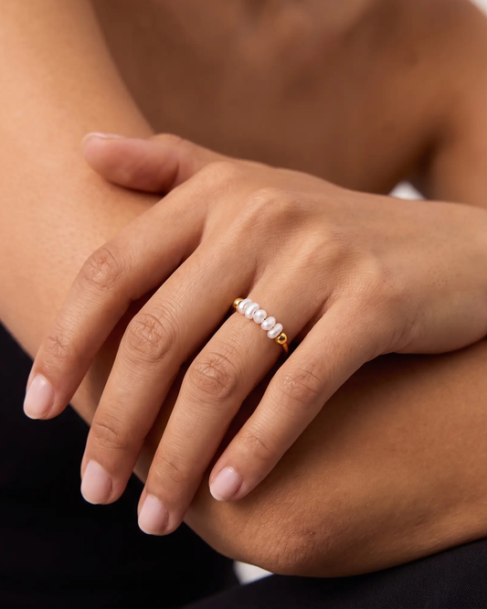 studio-ai ring-mini-pearl-line-ring_studio2_a1+solo.png