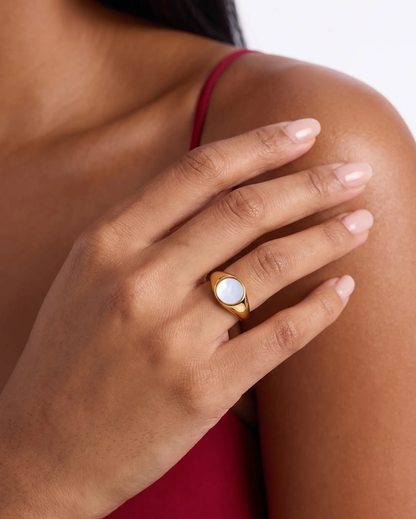 studio-ai ring-nacre-ring_lifestyle1_a1+solo.png