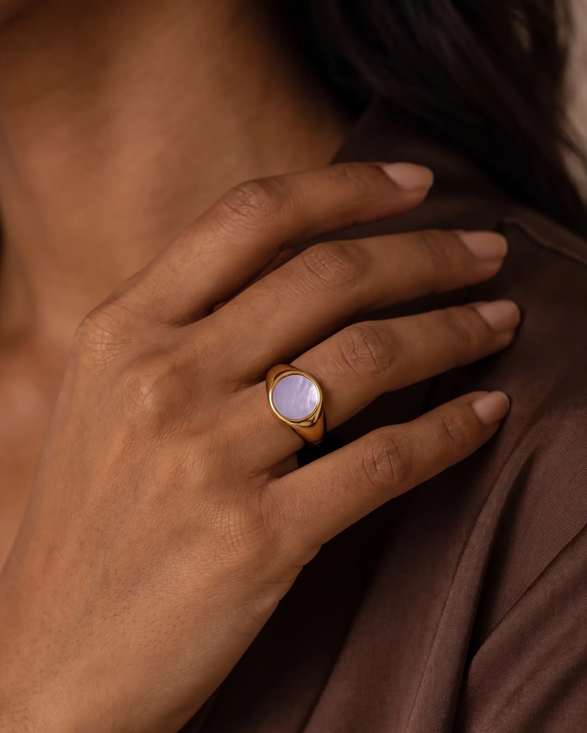 studio-ai ring-nacre-ring_studio1_a1+solo.png