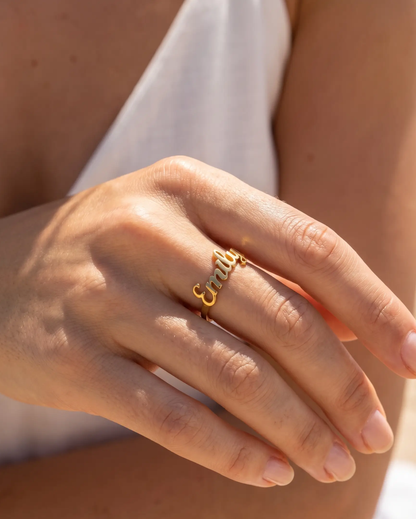 studio-ai ring-personalised-name-ring_studio2_a1+solo.png