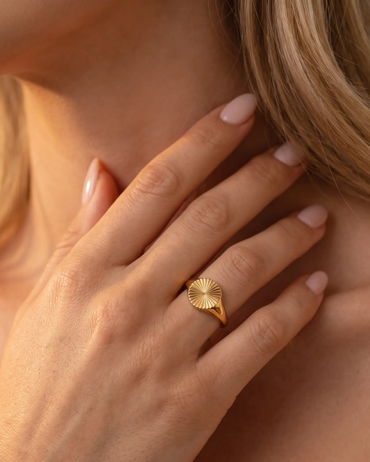 studio-ai ring-ray-signet-ring_studio1_a1+solo.png