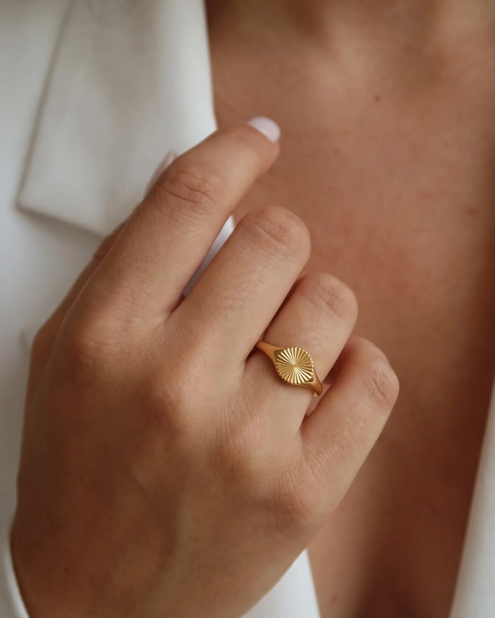 studio-ai ring-ray-signet-ring_studio2_a1+solo.png