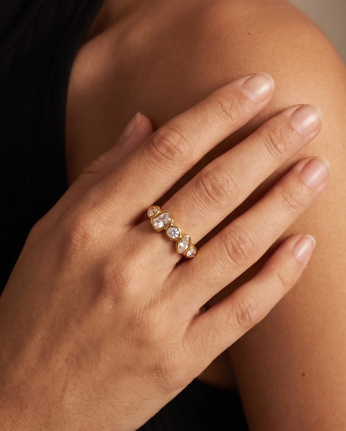 studio-ai ring-scatter-stone-ring_studio1_a1+solo.png