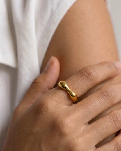 studio-ai ring-shaped-wave-statement-ring_studio1_a1+solo.png