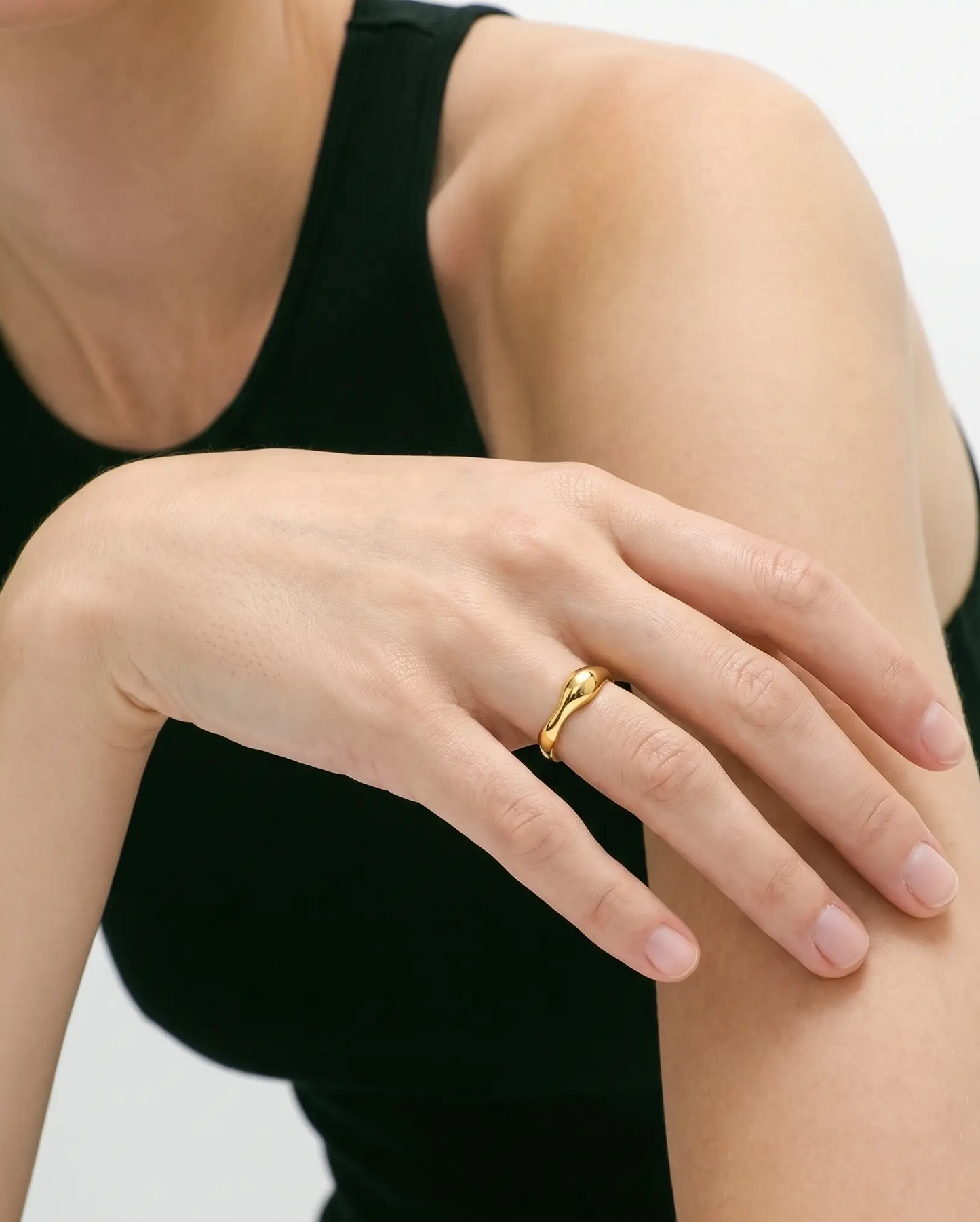 studio-ai ring-shaped-wave-statement-ring_studio2_a1+solo.png
