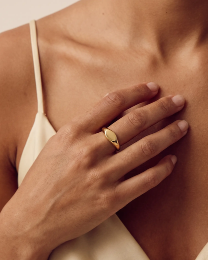 studio-ai ring-simple-signet-ring_lifestyle1_a1+solo.png