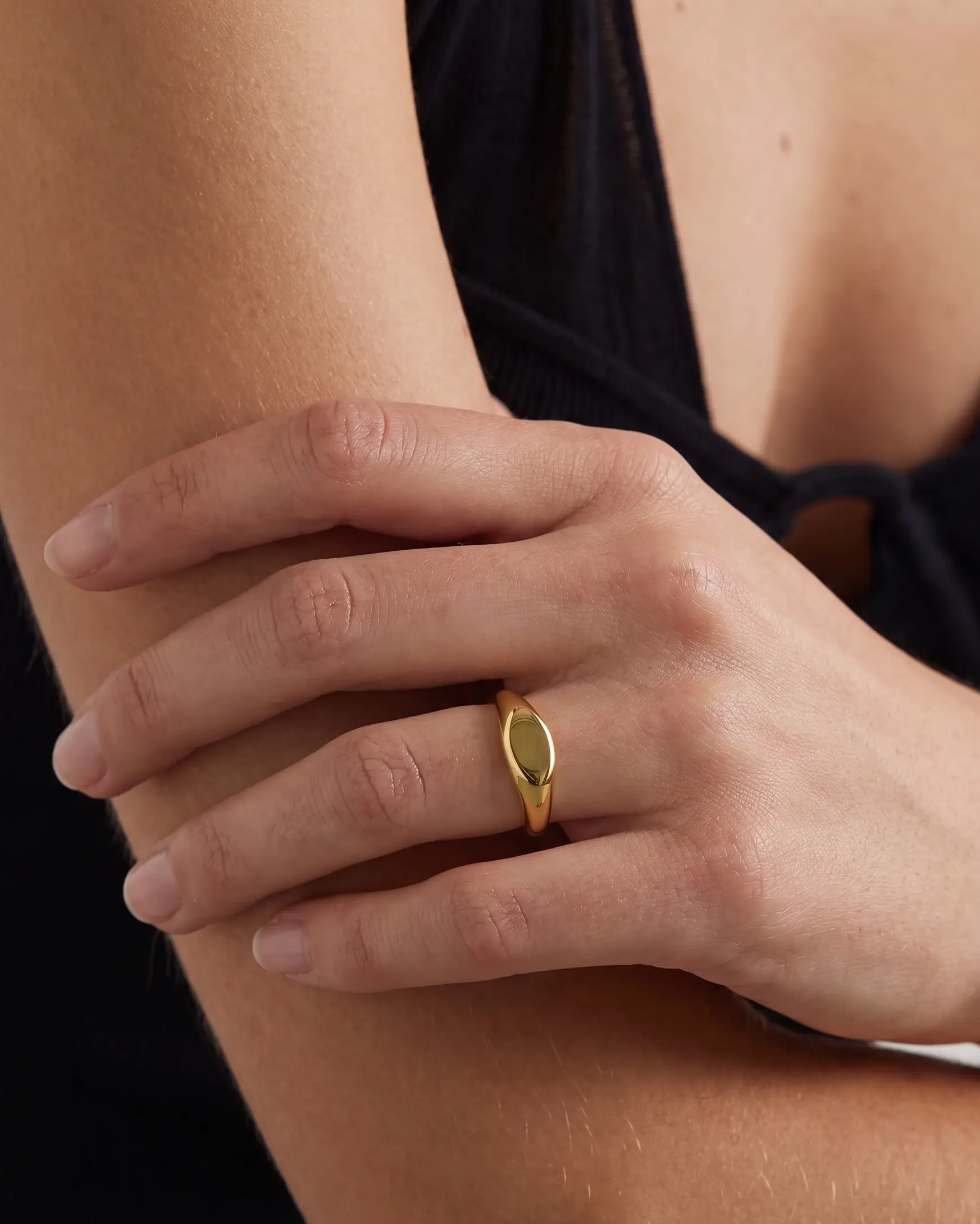 studio-ai ring-simple-signet-ring_studio2_a1+solo.png