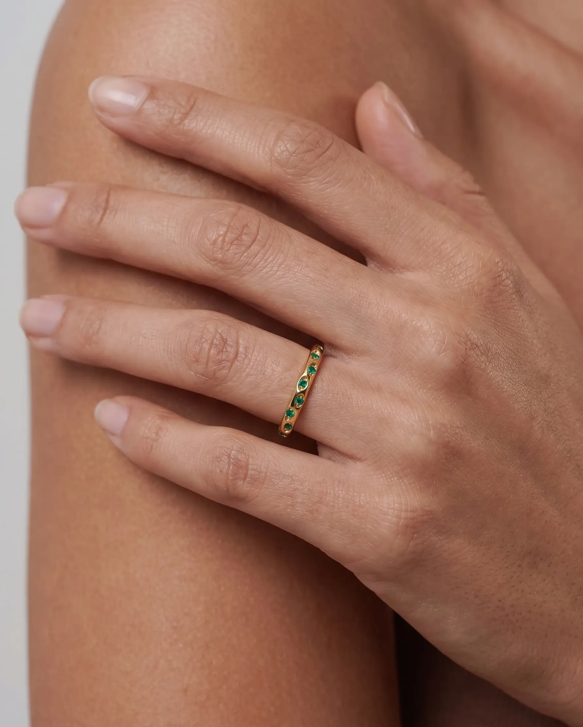 studio-ai ring-star-birthstone-ring_studio1_a1+solo.png