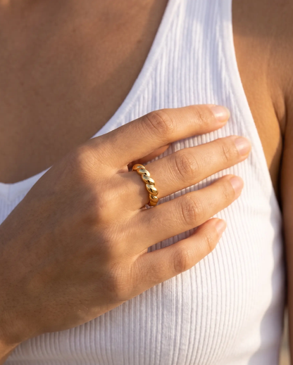 studio-ai ring-twist-rope-ring_studio1_a1+solo.png