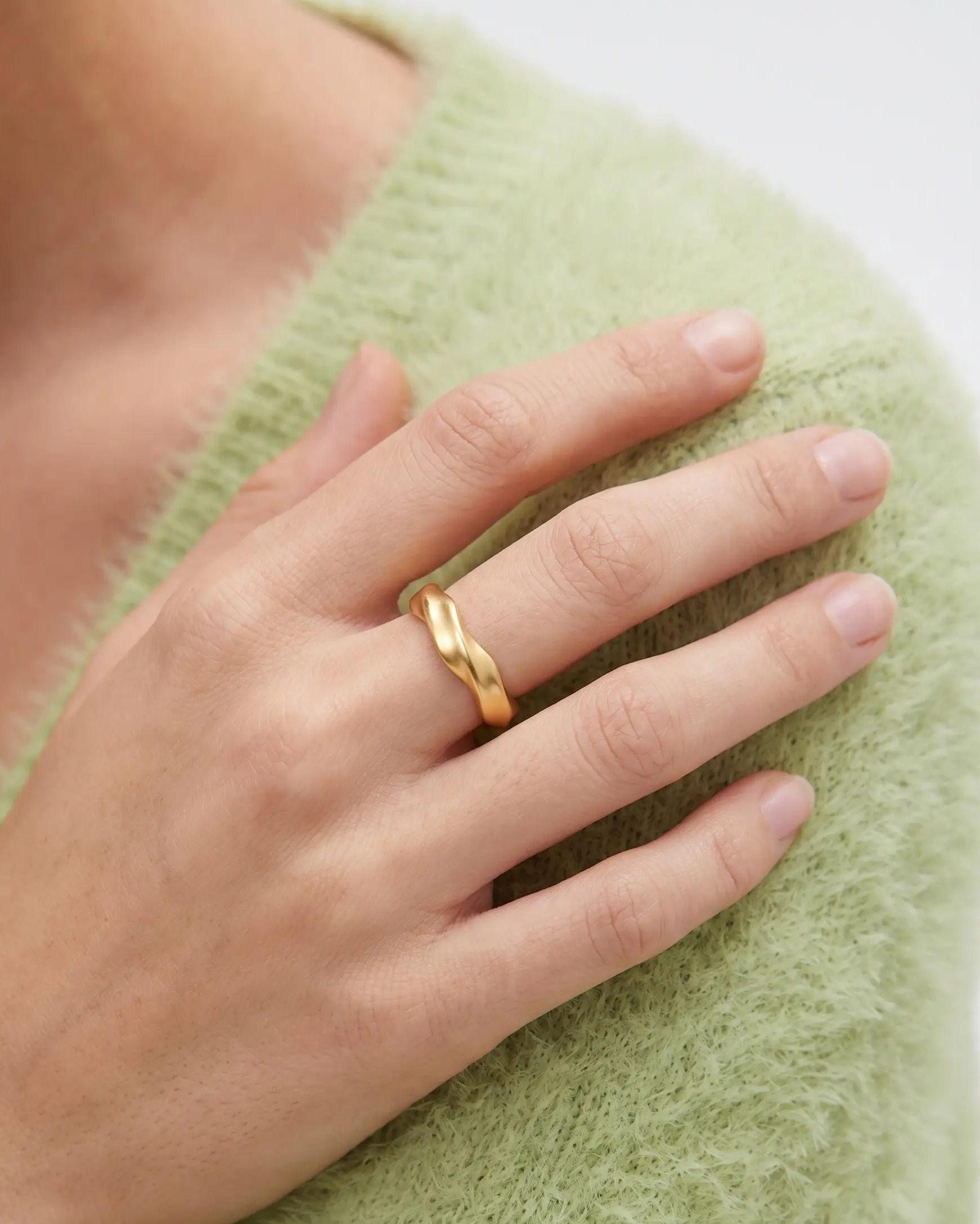 studio-ai ring-wave-curl-ring_lifestyle1_a1+solo.png